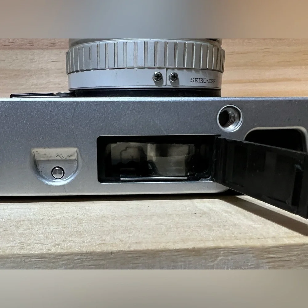 Minolta Hi Matic E 35mm SLR Film Camera Rokkor-QF 40mm F1.7 Lens / Electroflash
